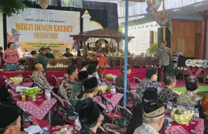 LUNCURKAN LAGU: Sagaf Faozata Adzkia SSn MPd dari ISI Yogyakarta menjelaskan makna lagu ikonik Desa Wisata Krebet.(Foto: Priyo Wicaksono)