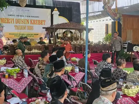 LUNCURKAN LAGU: Sagaf Faozata Adzkia SSn MPd dari ISI Yogyakarta menjelaskan makna lagu ikonik Desa Wisata Krebet.(Foto: Priyo Wicaksono)